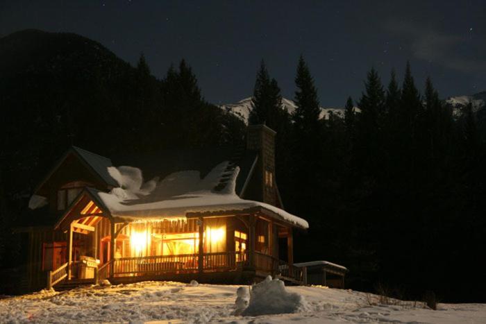 Nipika Mountain Resort Рейдиъм Хот Спрингс Екстериор снимка