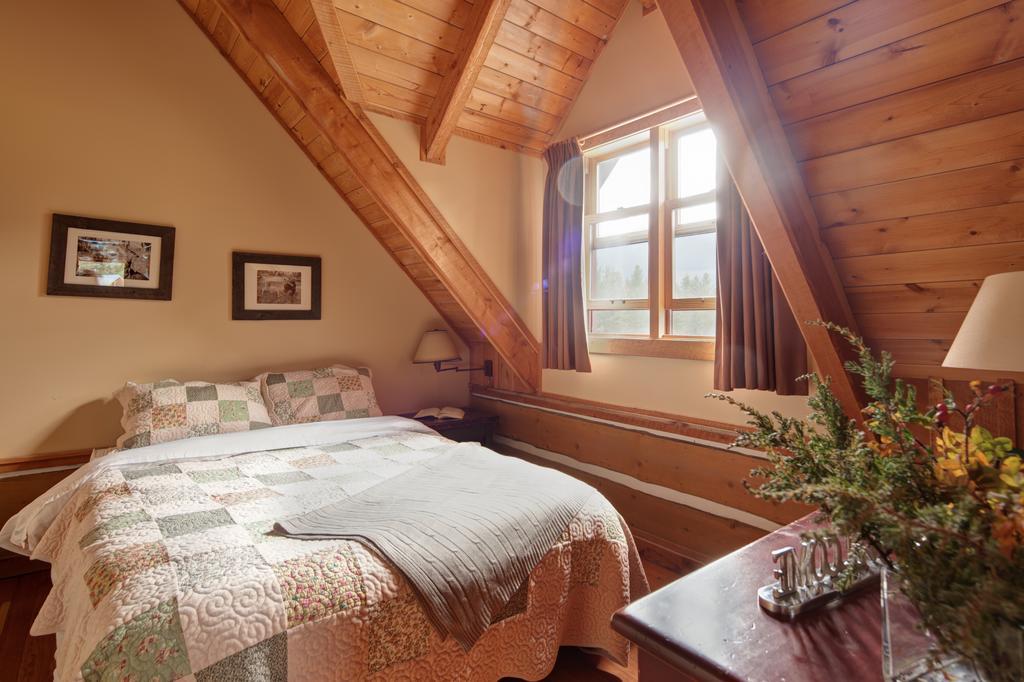 Nipika Mountain Resort Рейдиъм Хот Спрингс Екстериор снимка