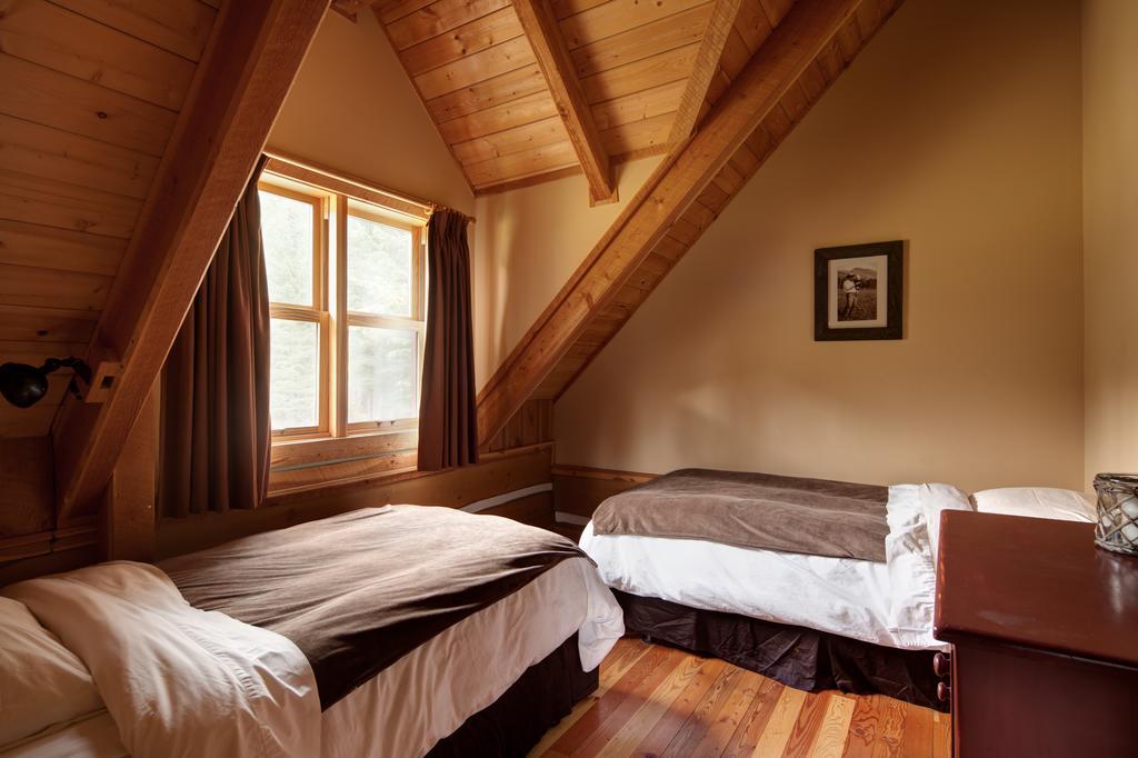 Nipika Mountain Resort Рейдиъм Хот Спрингс Екстериор снимка