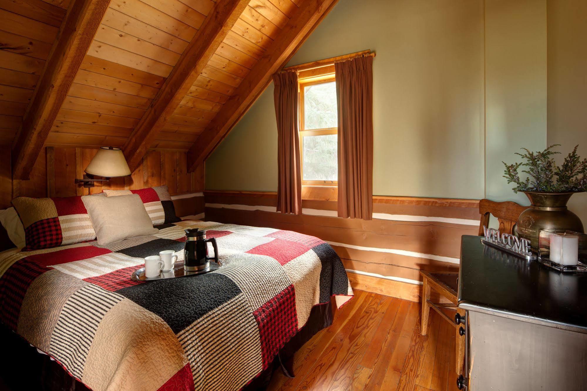 Nipika Mountain Resort Рейдиъм Хот Спрингс Екстериор снимка