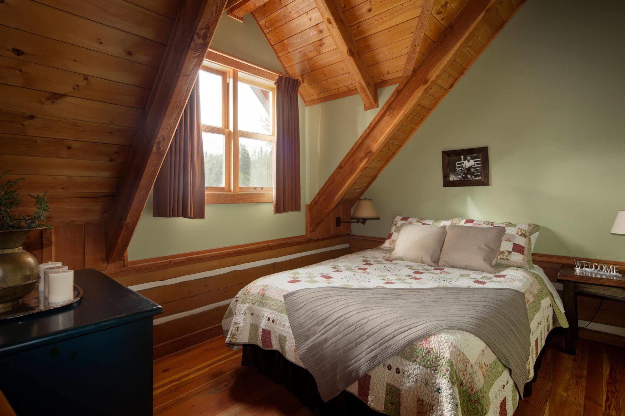 Nipika Mountain Resort Рейдиъм Хот Спрингс Екстериор снимка